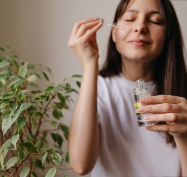 woman-using-pipette-with-cosmetics-for-face-skin-c-LQQPV2Y.jpg